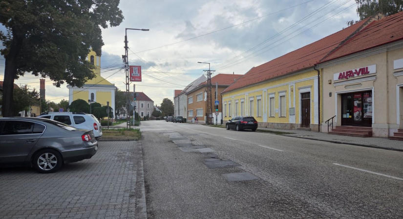 Régóta várt útfelújítás indul Komáromban: a belvárosban jelzőőrös irányításra kell számítani