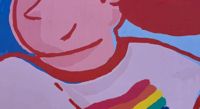 Még meg sem nyílt az ARC-kiállítás, már megrongálták a szivárványos plakátot