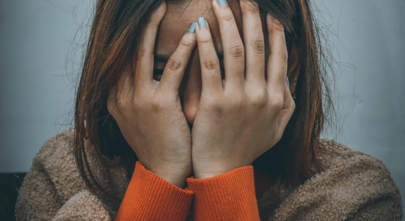 Depresszió ellen vizsgálják ezt a szokatlan, gyógyszermentes módszert – migrénnél már bevált