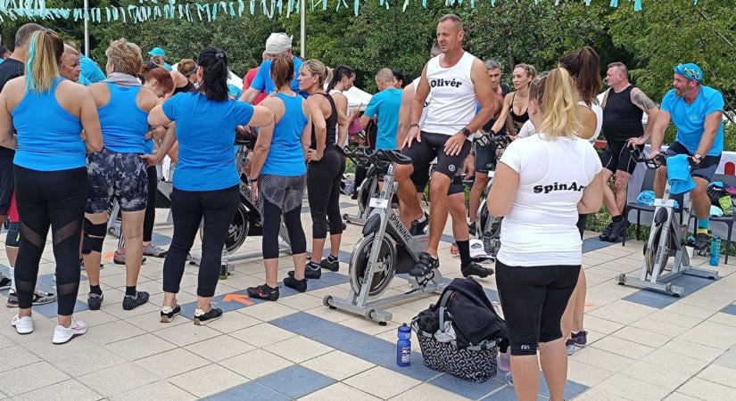 Spinningmaraton, hogy reszkessenek a lábak: több száz kilométer nyolc óra alatt Hévízen
