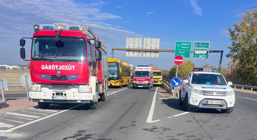 Helyszíni fotók érkeztek a 33-as főúton történt balesetről