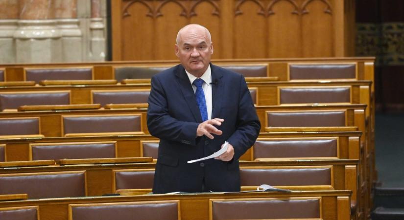 Hende Csabának távoznia kell az Alkotmánybíróságról