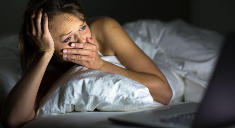 Meglepő oka van, miért néznek a nők lefekvés előtt true crime-ot – Ez vonzza őket a rejtélyes gyilkossági ügyekhez