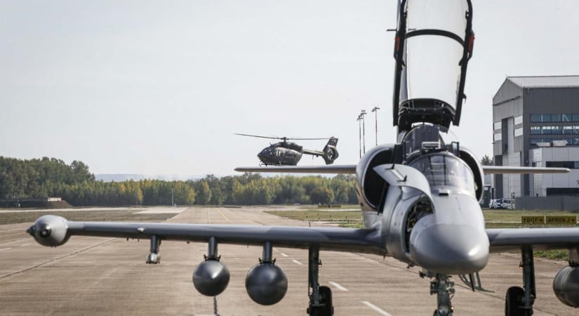 Csúcsragadozók a pápai égen: „szolnoki” helikoptereket támadtak külföldi vadászrepülők