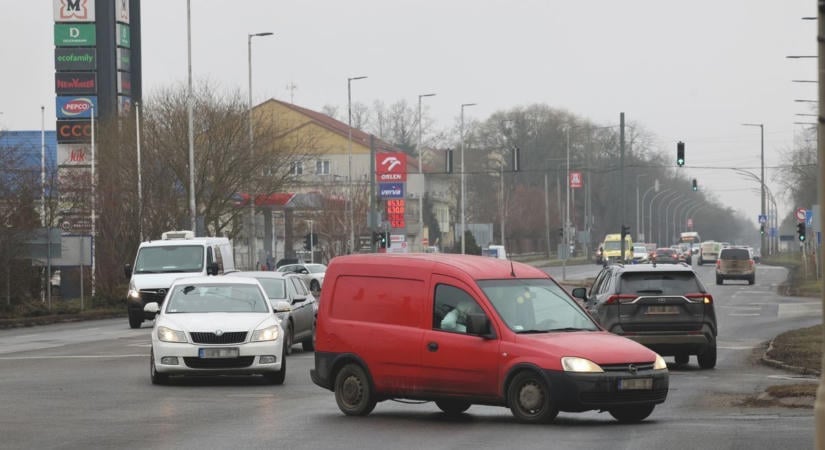 Újra beállt a forgalom a 26-oson, baleset miatt áll a sor!