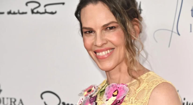 Hilary Swank 52 évesen várja harmadik gyermekét