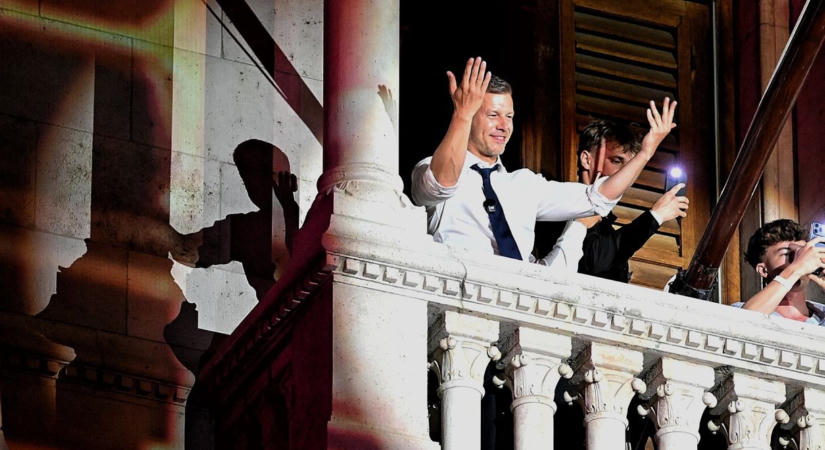 Így bulizott Magyar Péter a Parlament erkélyén, óriási tömeg a Kossuth téren - fotók