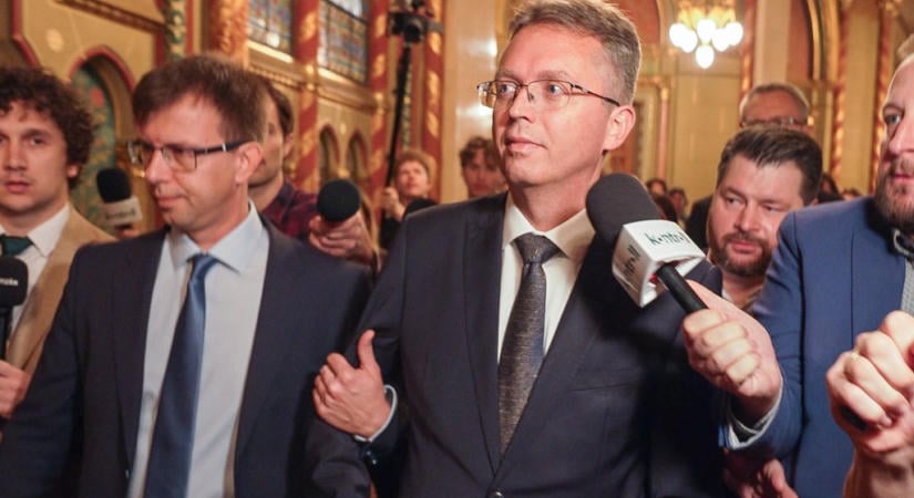 Hankó politikai fogságban, Seszták őrizetben, demokrácia működésben