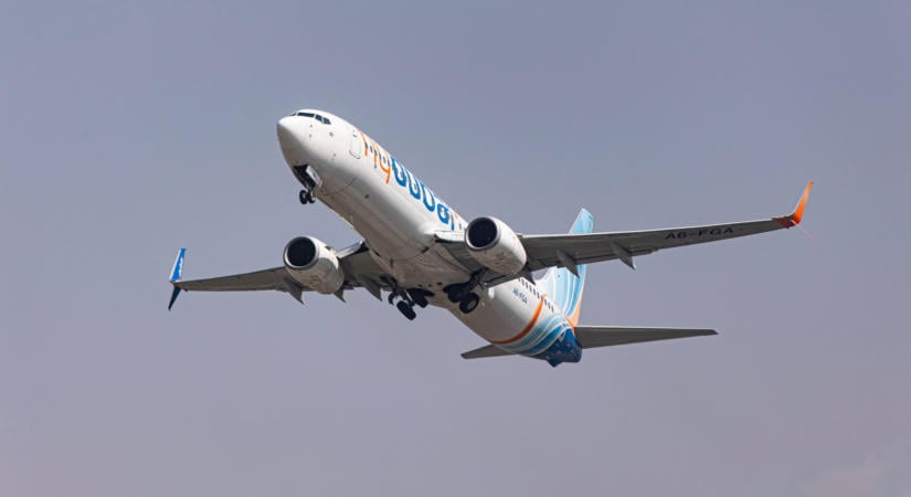 Az utasok szerint az egyik pilóta késsel támadt a másikra a Dubajból Tel-Avivba tartó repülőgépen