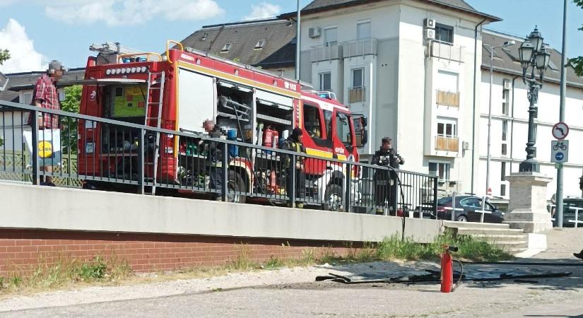 Egy büfé oldala kapott lángra a vidéki buszpályaudvaron
