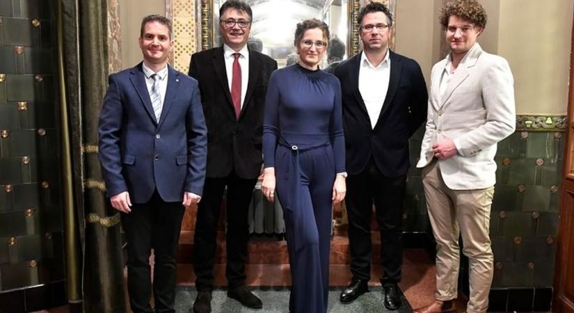 Szakmai elismeréseket vehettek át a Debreceni Egyetem Zeneművészeti Karának oktatói