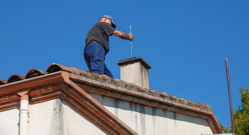 A legtöbben csak a hideg előtt gondolnak rá – pedig nyáron is veszélyt okozhat a kémény