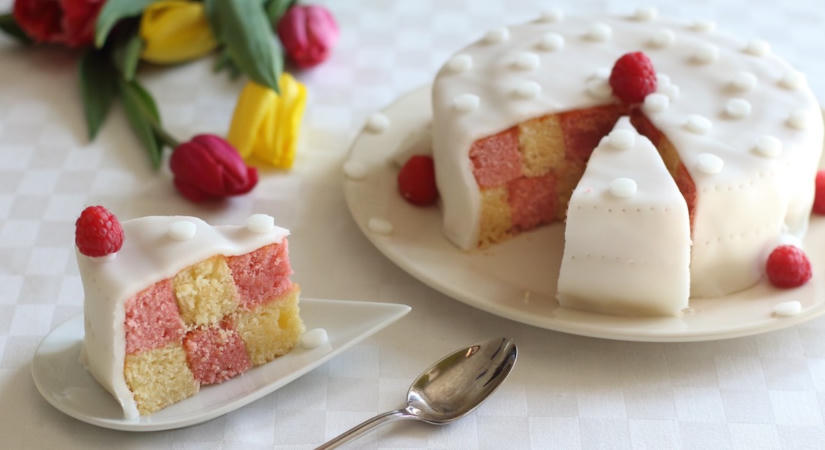 Mutatjuk a receptet: így készül a híres esküvői torta