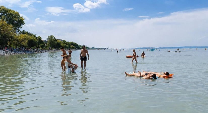 Sivataggá válik? Szinte forr és egyre sósabb a Balaton vize!