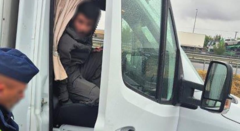 Embercsempészt csíptek el a pénzügyőrök, potyautasokat rejtett a román furgon