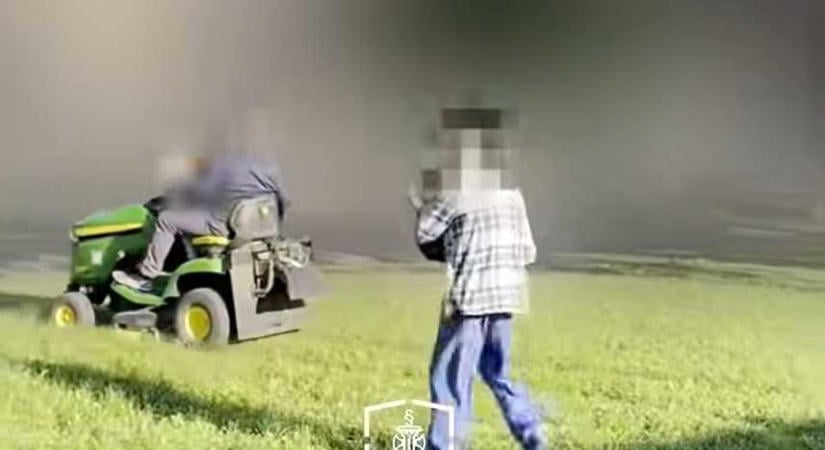 Láncfűrésszel kergette meg egy egri férfi a szomszédját, aki fűnyíró traktorral menekült előle – videó