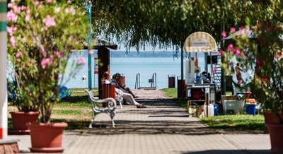 Egy hétre bezár a Wesselényi strand Almádiban, új fesztivál érkezik a Balatonra