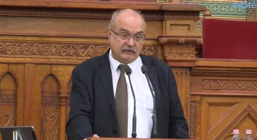 Elhagyja a kormányt két veterán helyettes államtitkár