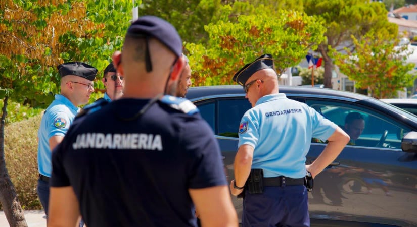 Transznemű nő bántalmazása miatt vettek őrizetbe egy bukaresti csendőrt