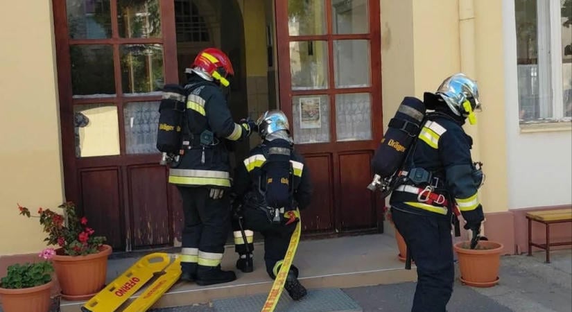 Füst és sziréna a kisújszállási Kossuth-iskolánál – látványos akcióval modellezték a legrosszabb forgatókönyvet