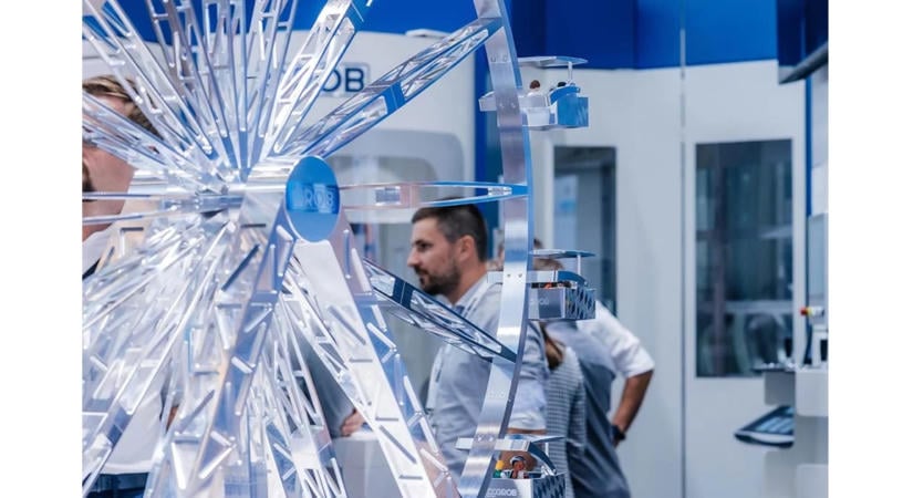 Új portál-megmunkálóközpontot és moduláris robotcellát mutatott be a GROB