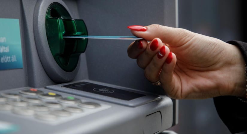 Több nagybanknál is leállás jön a hétvégén: erre kell készülniük az ügyfeleknek