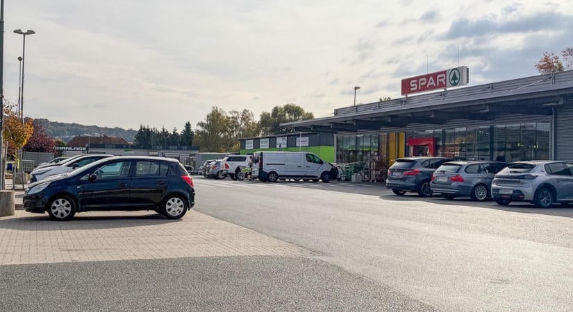 Falap a szupermarket kirakatában - A burgenlandi ATM robbantás helyszínén jártunk