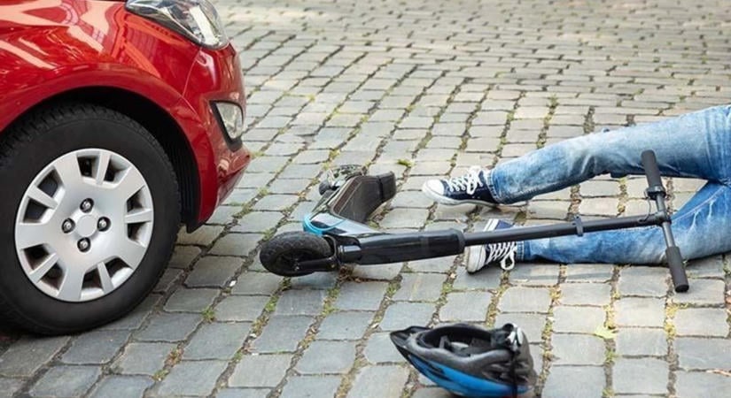 Rollerest sodort el egy autó Veszprémben, majd egy busz is áthajtott a rolleren