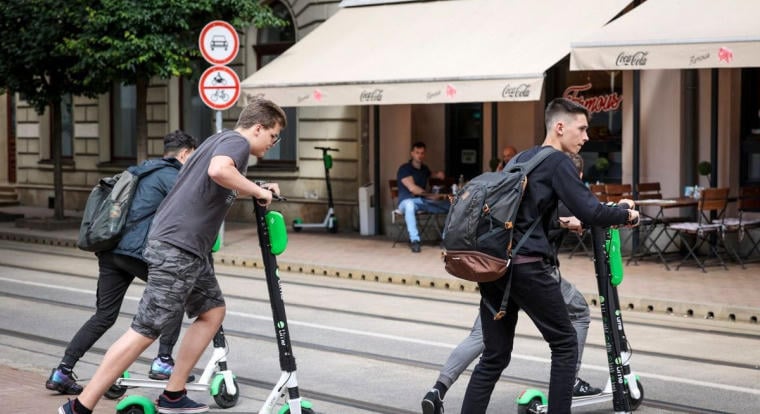 Jelentősen megszigorítják az e-rollerek használatát, bizonyos változatokhoz jogosítvány is kell majd