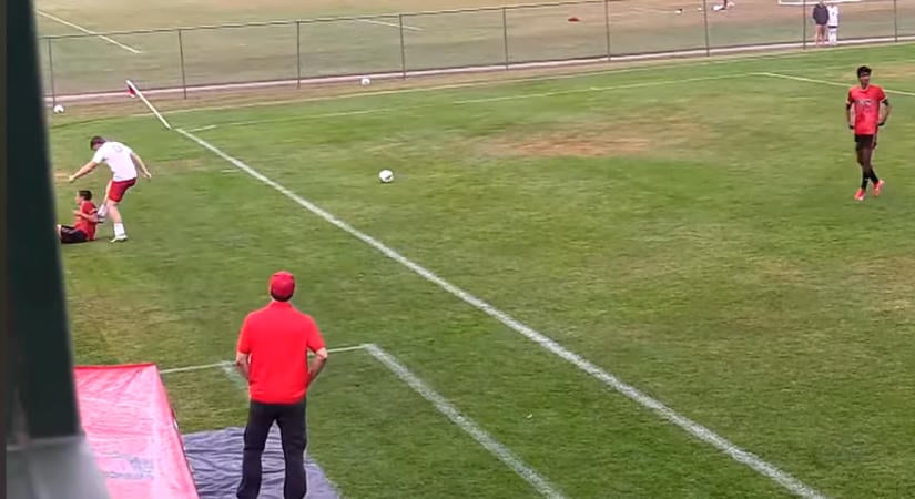 Durva jelenetek az utánpótlásmeccsen: Földön fekvő ellenfelét rúgta és ütötte a játékos – videó