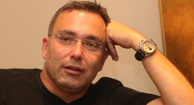 Videón, ahogy Sváby András helyett Karcsika ül be az RTL Reggelibe