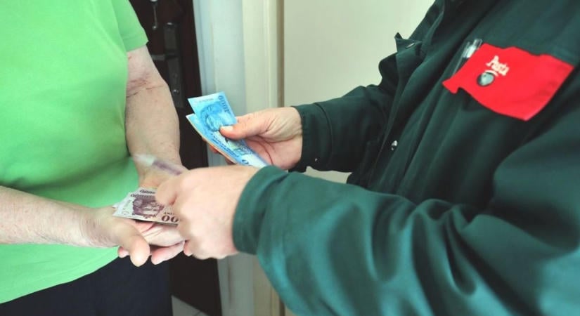 Az a nyugdíjas jár jobban, akinek a postás viszi a nyugdíjat