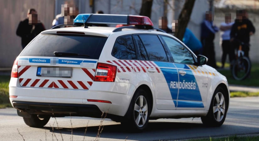 Fejtetőn állt meg egy autó Simonfa közelében, mentők és tűzoltók vonultak ki a helyszínre