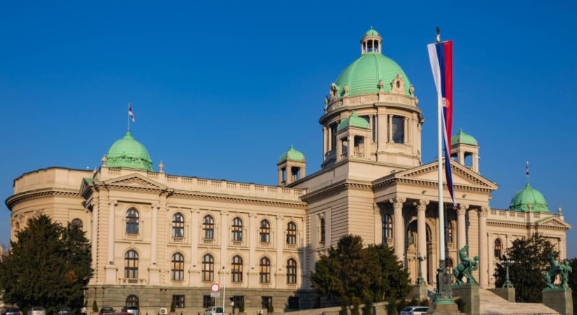 Még Vučić is két órát állt sorban: elképesztő tömegek indultak szavazni Szerbiában