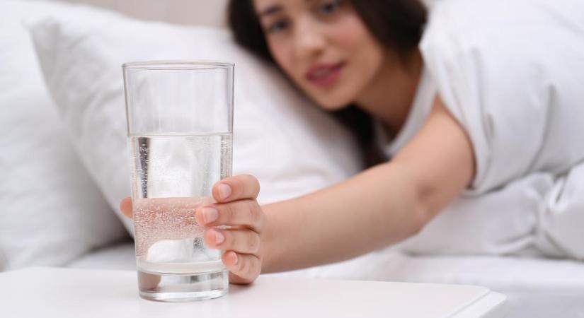 Ez az ital igazi ellensége a hájnak: idd ezt lefekvés előtt, rohamos tempóban égeti a hasi zsírt