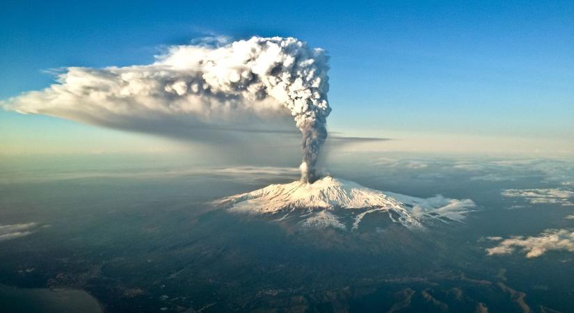 Kitört az Etna – lezárták a repülőteret, hatalmas hamufelhő borítja Szicíliát (élő videóval)