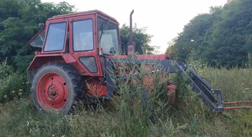 Három járművet is megpróbált elindítani, végül egy jóvágású traktorral távozott - mondjuk a bőszénfai telephelykaput is letörte