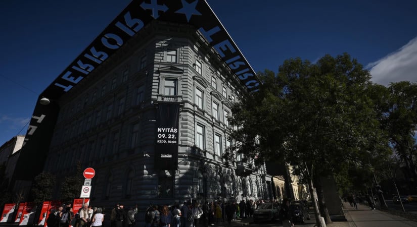 Óriási sor kígyózott az utcán, újranyitott a Terror Háza Múzeum – fotók