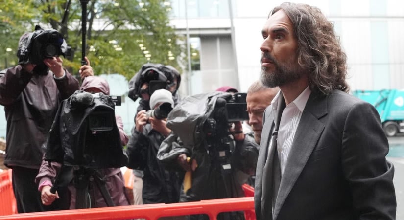 Russell Brand a bíróság előtt - döbbenetes vádakkal néz szembe a színész