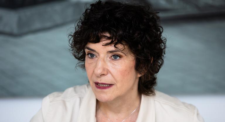 Újra napirenden a Chat Control, Dobrev Klára szerint „ez nem gyermekvédelem, hanem tömeges megfigyelés”