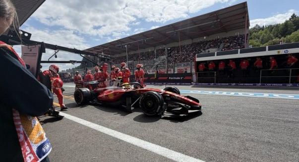Pénzbírsággal megúszta a Ferrari Hamilton bokszutcai esetét