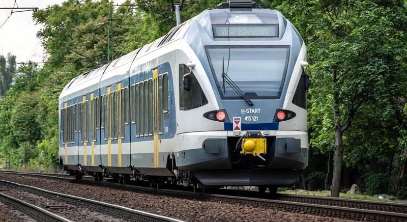 Elkészült az első GYSEV FLIRT InterCity motorvonat – Vitézy Dávid miniszter a helyszínen nézte meg – fotók