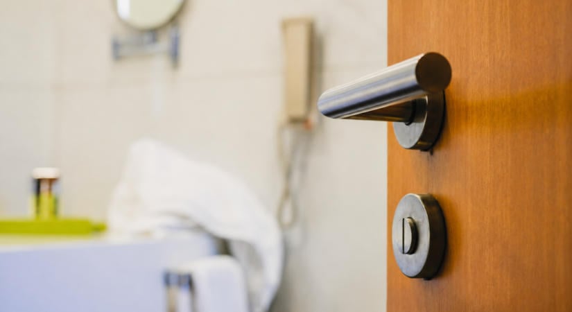 Miért véd a betörésektől a kilincsre tett törölköző?