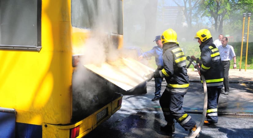 Lángra kapott egy busz motortere Szegeden