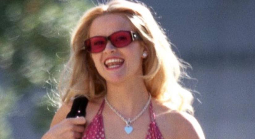 Reese Witherspoon 50 évesen újra Doktor Szöszi lett: pink ruhájában tündökölt a vörös szőnyegen