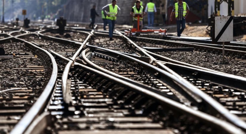 Kisiklott egy tolatómozdony a Déli pályaudvaron, több vágányon szünetel a forgalom