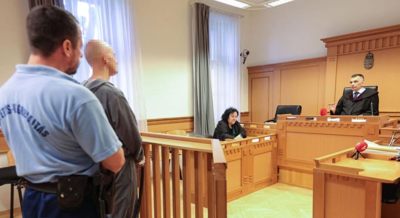 Elszabadultak az indulatok a pécsi bíróságon: tizenöten estek egymásnak, fejszenyelek is előkerültek