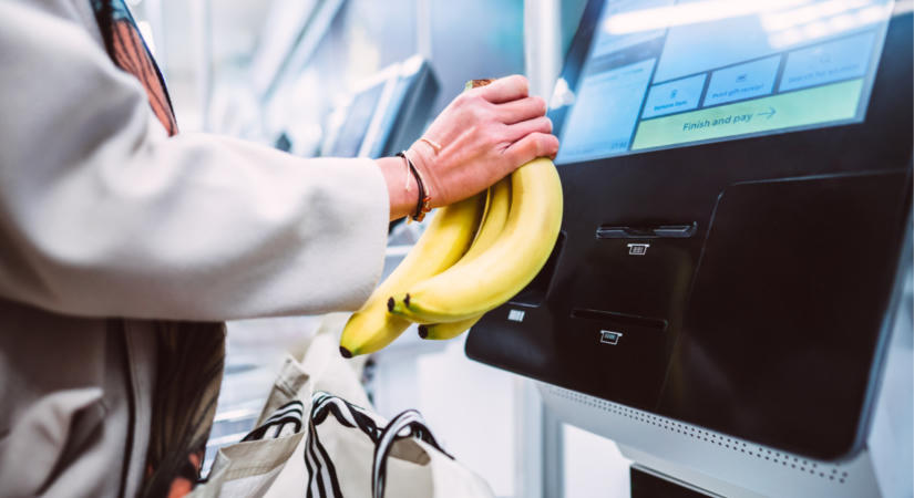Banántrükkel verik át a boltokat a rafinált vásárlók: az önkiszolgáló kasszáknál működik a csel