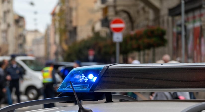 Rendkívüli! Szirénázó rendőrautóba csapódott egy kisteherautó ezen a forgalmas magyar szakaszon: óriási a dráma (videó)