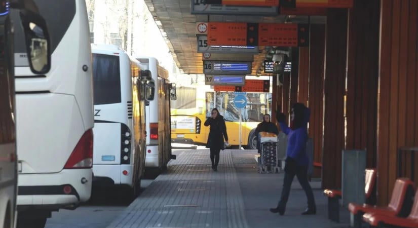 Érvényes jeggyel is a megállóban maradhatunk: furcsa helyzet alakulhat ki a helyközi buszokon